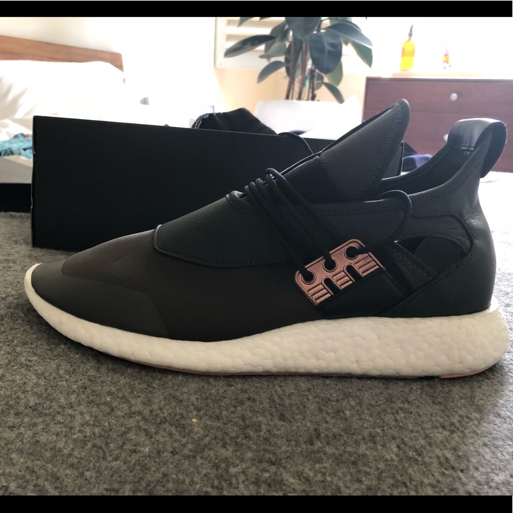 Y3 size 10 sneaker brand new in box